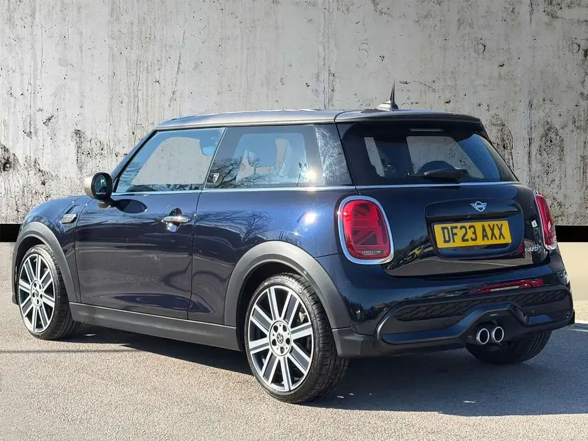 Begagnad Mini Cooper S Exclusive 176 HK (129 kW) 2023 Svart Halvkombi