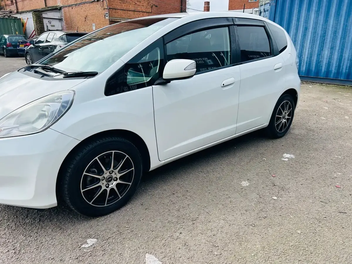 Used Honda Jazz Hybrid 100 HP (73 kW) 2010 White Hatchback
