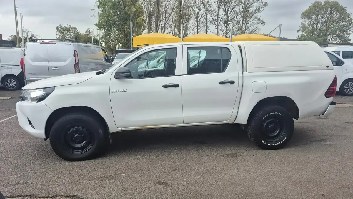Used Toyota HiLux Active 150 HP (110 kW) 2019 White Pickup
