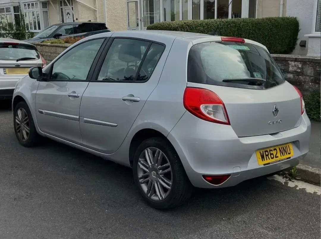 Used Renault Clio Dynamique 73 HP (53 kW) 2012 Silver Hatchback