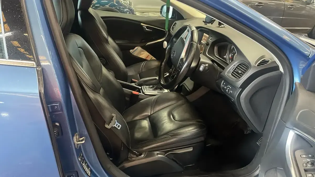 Used Volvo V40 SE Lux 115 HP (84 kW) 2015 Blue Hatchback