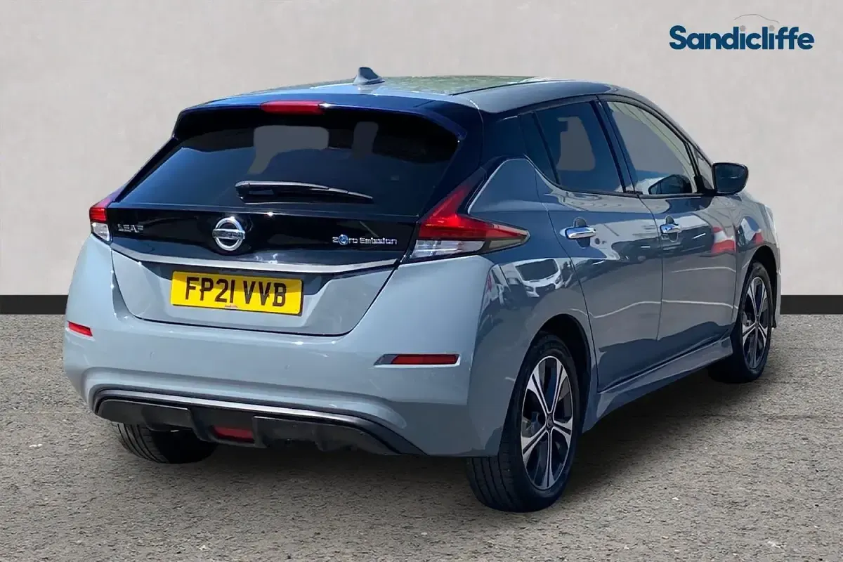 Begagnad Nissan Leaf Tekna 160 kW (218 HK) 2021 Grå Halvkombi