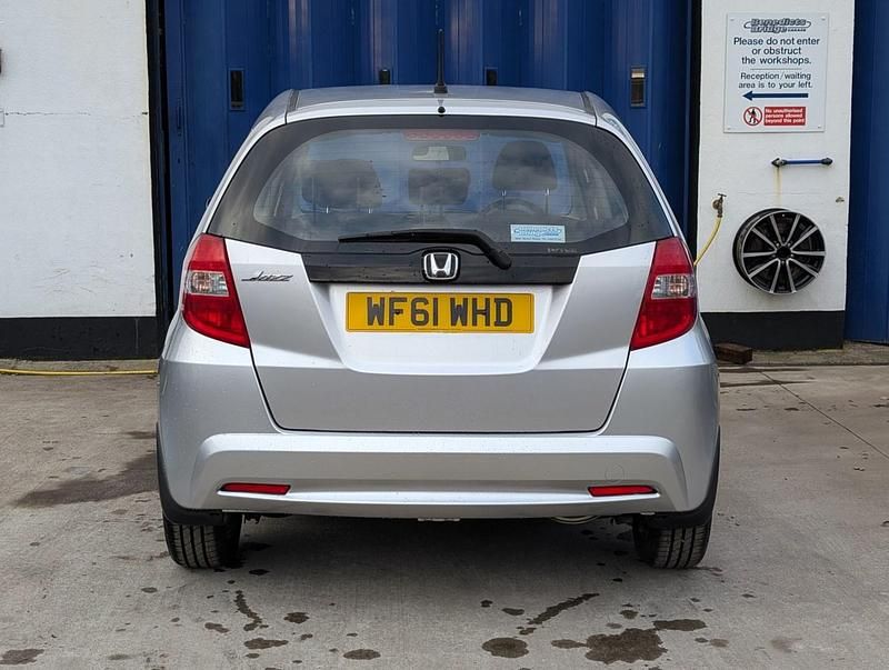 Used Honda Jazz ES 100 HP (73 kW) 2011 Silver Hatchback