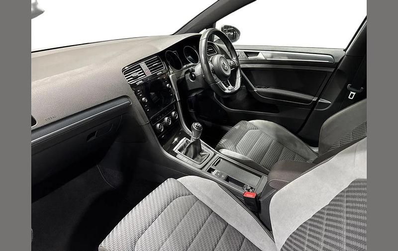 Second-hand VW Golf VIII R-line Edition 147 CP (108 kW) 2020 Alb Hatchback