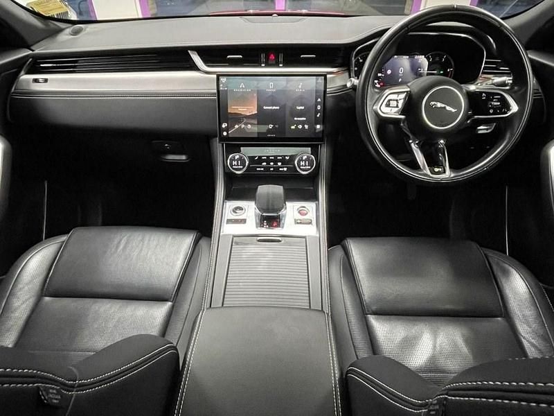 Usado Jaguar F-Pace R-Dynamic 204 HP (150 kW) 2021 Vermelho SUV