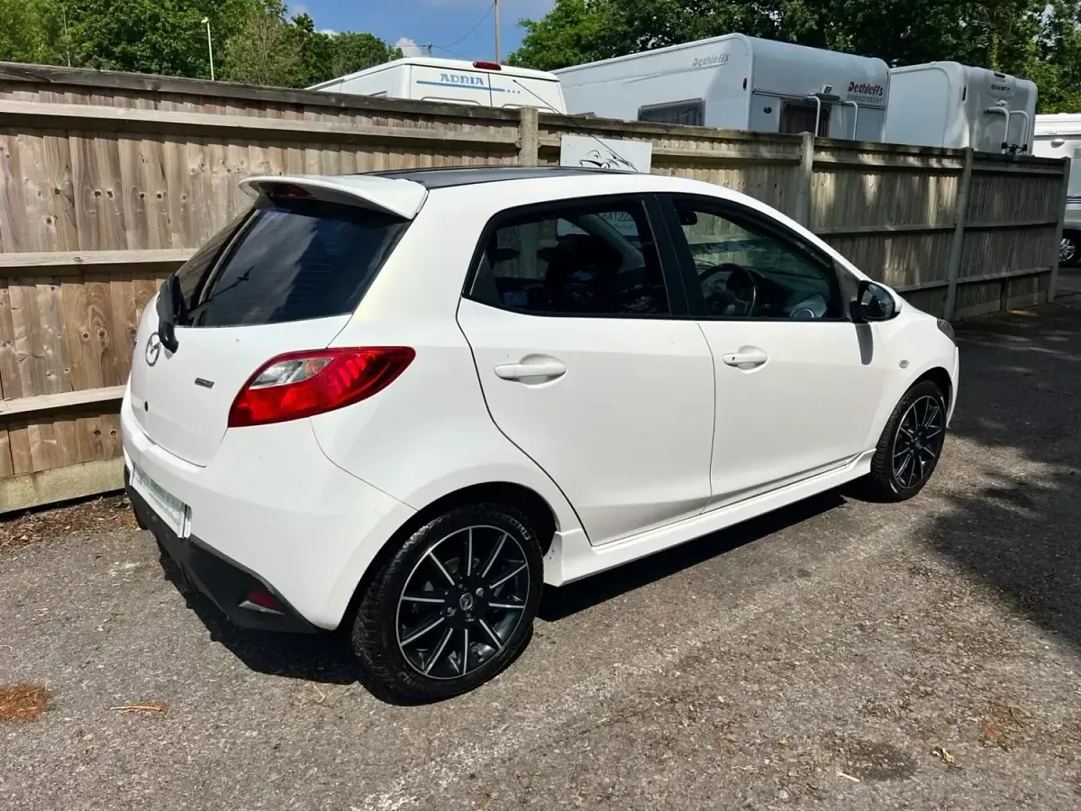 Usado Mazda 2 Black Limited 84 HP (61 kW) 2011 Branco Citadino