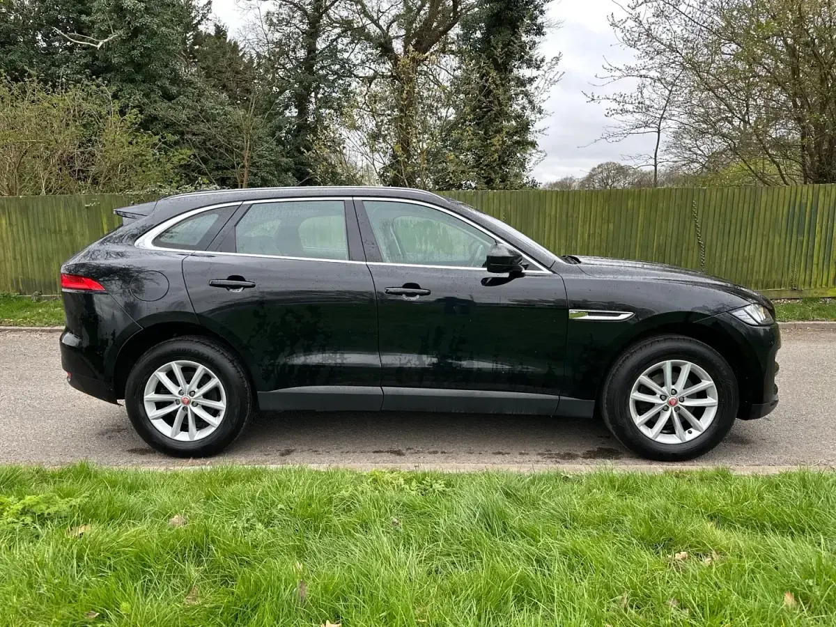 Begagnad Jaguar F-Pace Prestige 163 HK (119 kW) 2017 Svart SUV