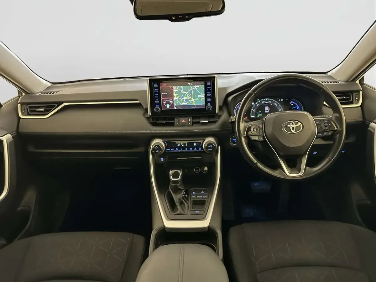 Käytetty Toyota RAV4 Design 218 HP (160 kW) 2019 Valkoinen Katumaasturi