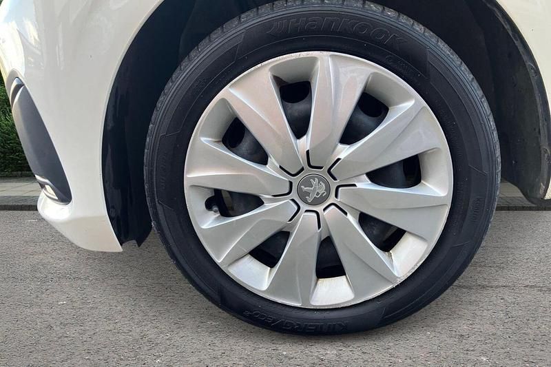 Used Peugeot 108 Active 72 HP (52 kW) 2019 White Hatchback