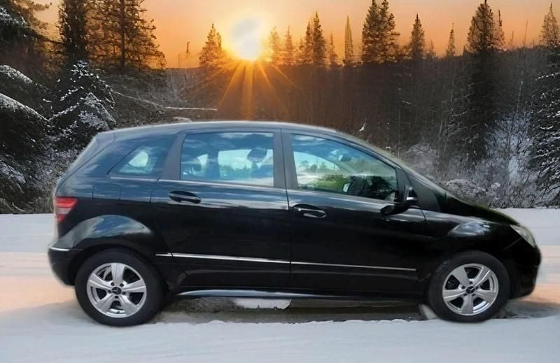 Black Used 2011 Mercedes B160 MPV | £1,590 (Fair price) - Image 1/4