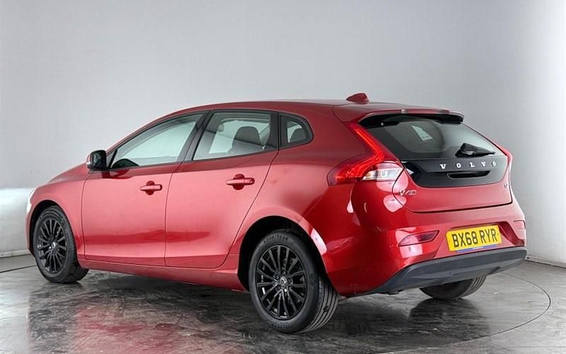 Used Volvo V40 Momentum 122 HP (89 kW) 2018 Red Hatchback