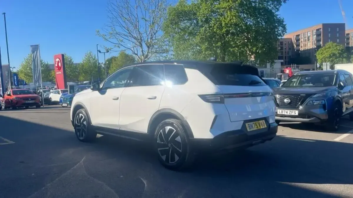 Used Vauxhall Grandland X Ultimate 143 HP (105 kW) 2025 White SUV