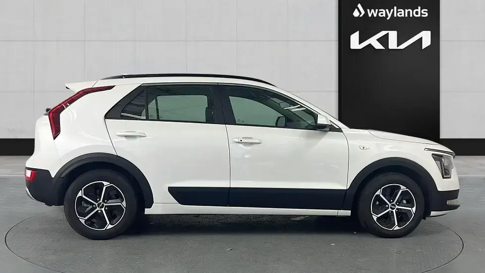 Used Kia Niro 2025 White SUV