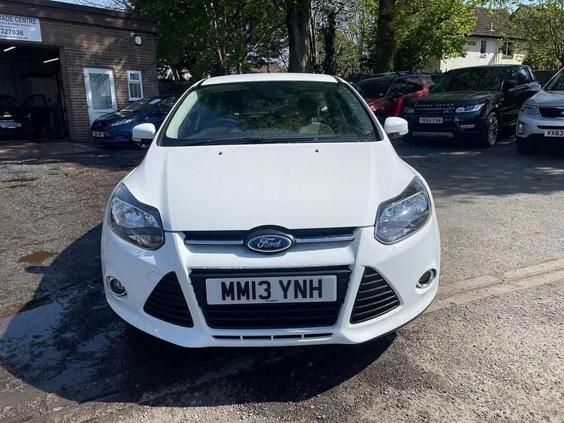 Used Ford Focus Zetec 105 HP (77 kW) 2013 White Hatchback