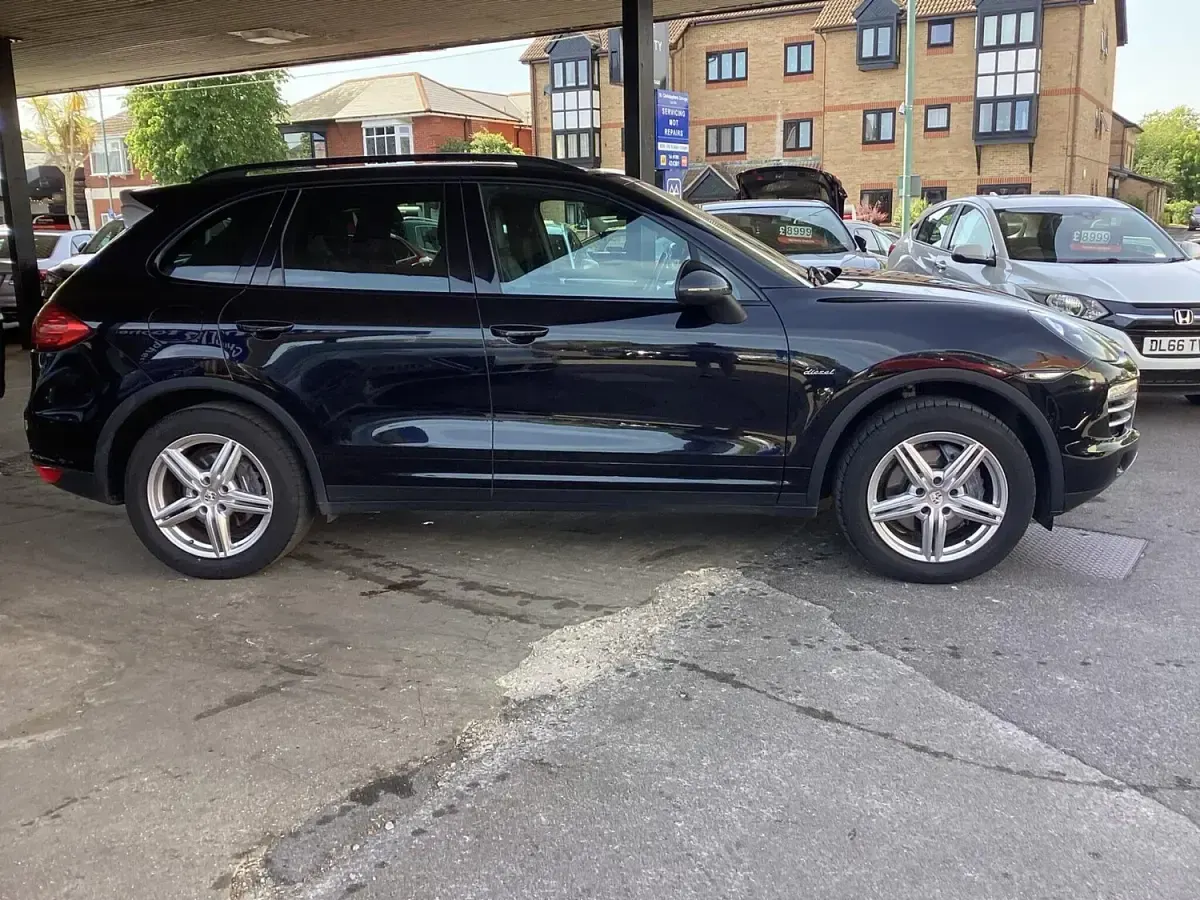 Used Porsche Cayenne Platinum Edition 245 HP (180 kW) 2014 Black SUV