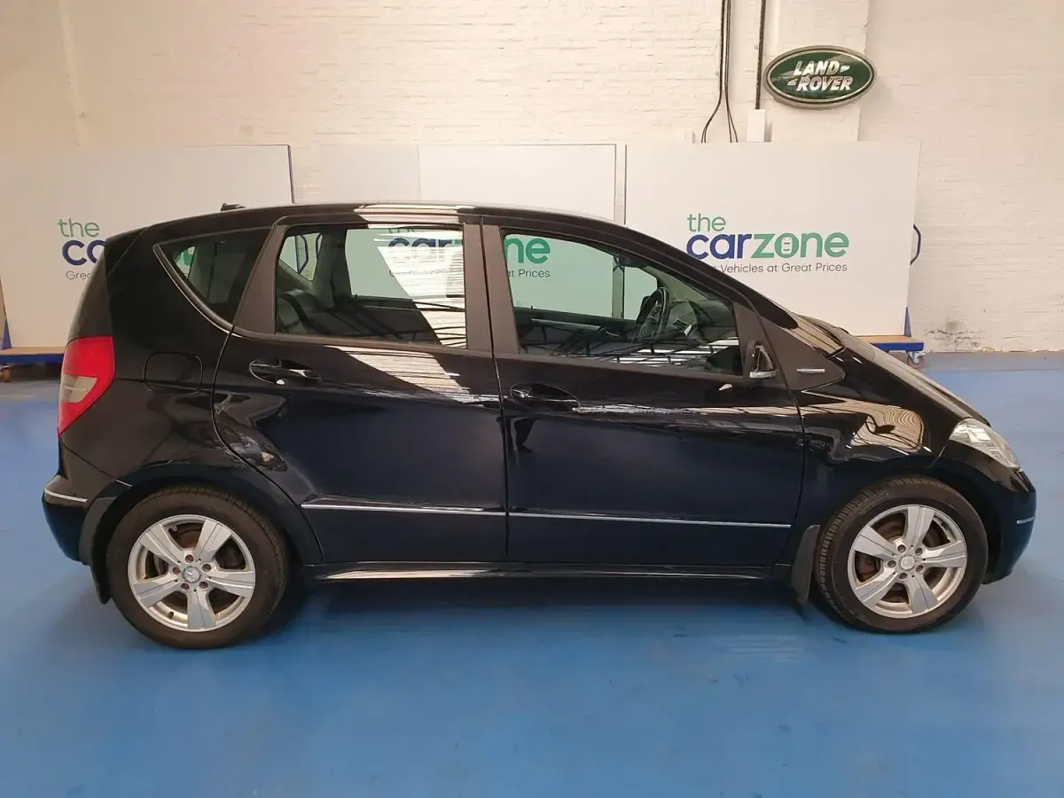 Begagnad Mercedes A180 Avantgarde 109 HK (80 kW) 2011 Svart Halvkombi