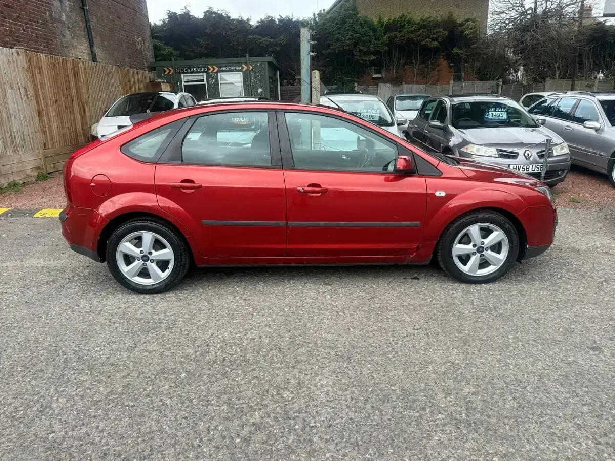 Used Ford Focus Zetec 100 HP (73 kW) 2007 Red Hatchback