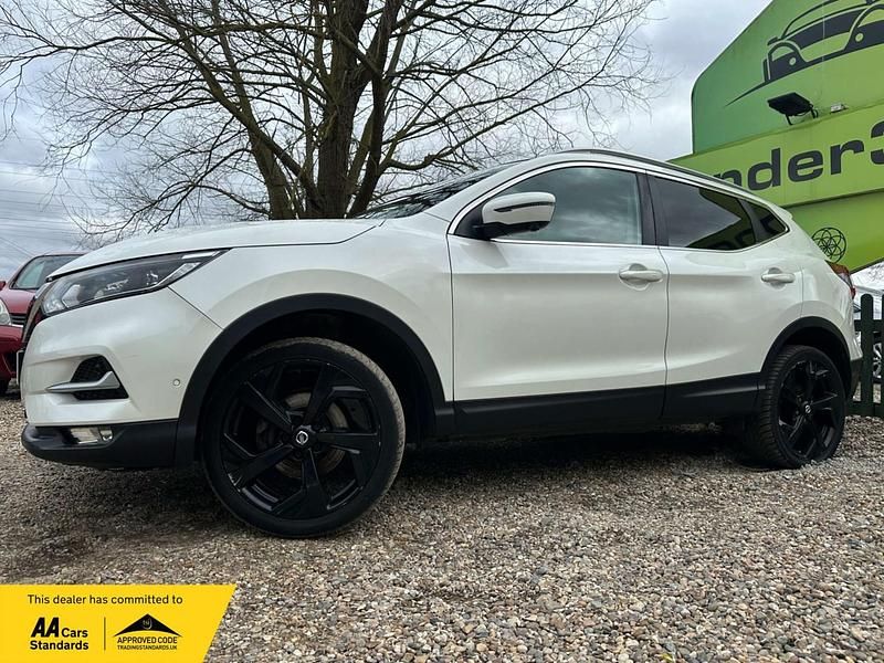 Used Nissan Qashqai Tekna 2018 White SUV