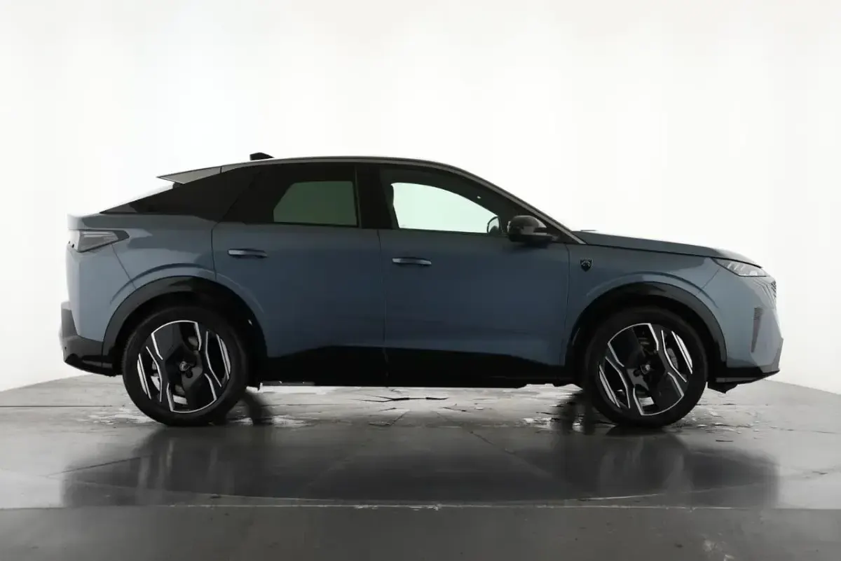 Used Peugeot e-3008 GT 152 kW (207 HP) 2025 Blue SUV