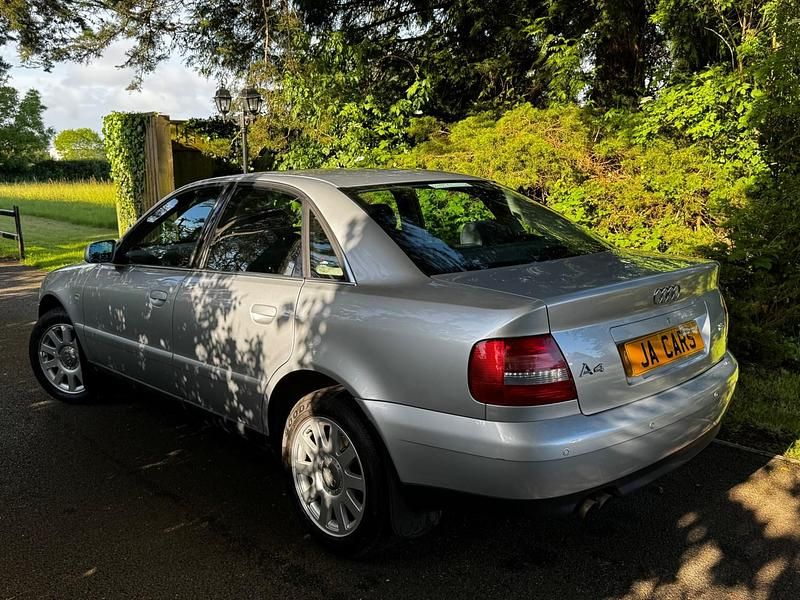 Begagnad Audi A4 Design 165 HK (121 kW) 2000 Silver Sedan