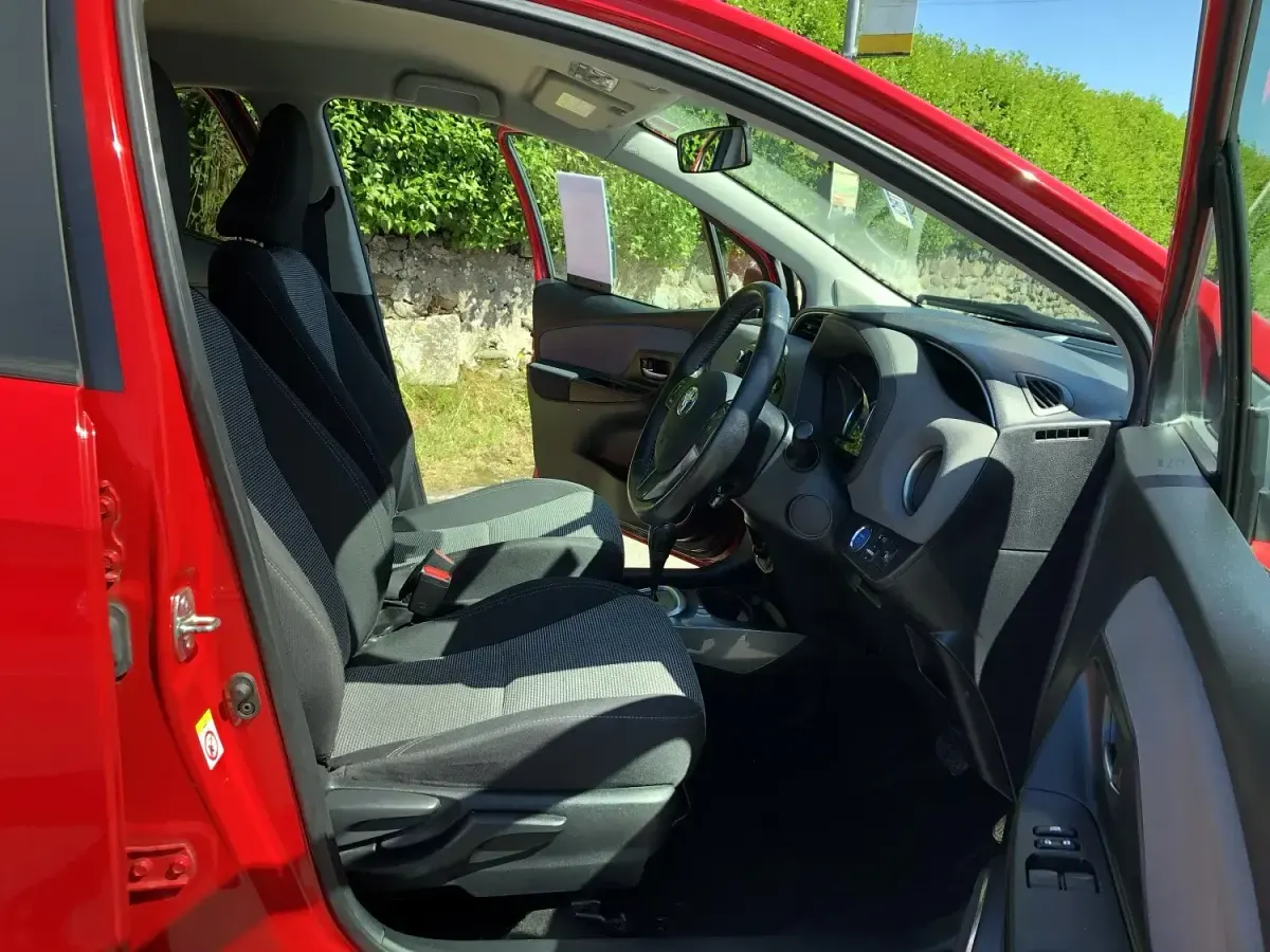 Used Toyota Yaris 101 HP (74 kW) 2016 Red Hatchback