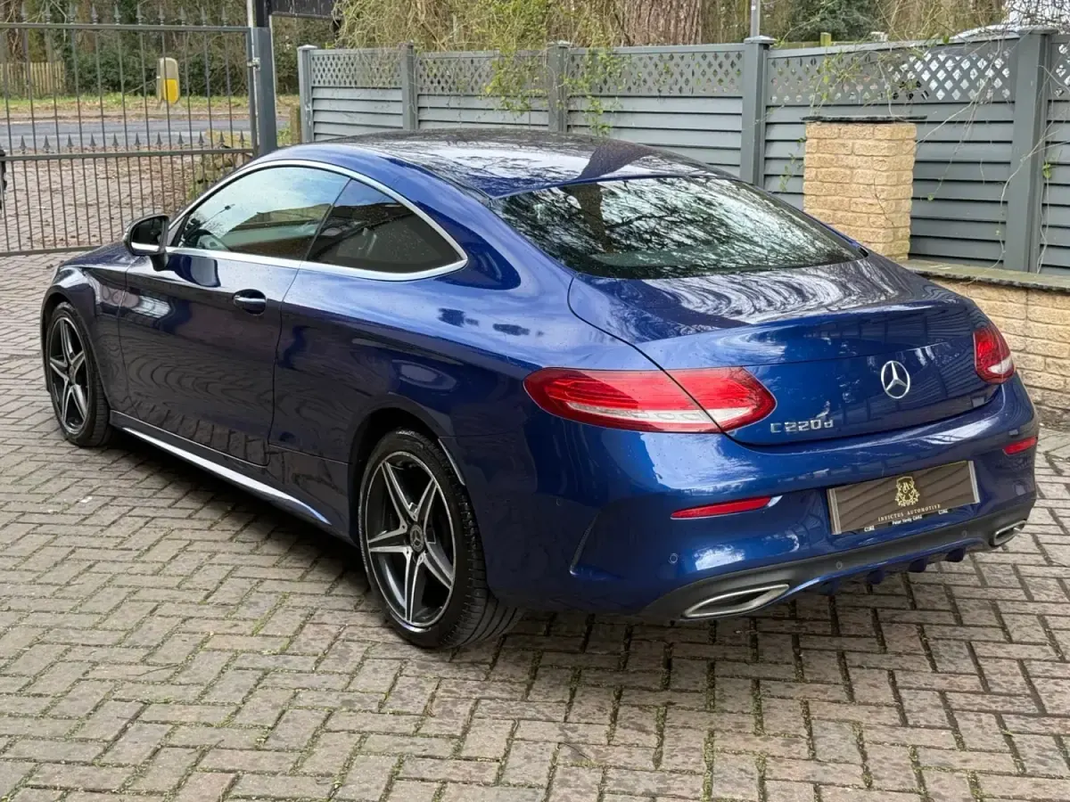Usado Mercedes C220 AMG line 170 HP (125 kW) 2018 Azul Coupé