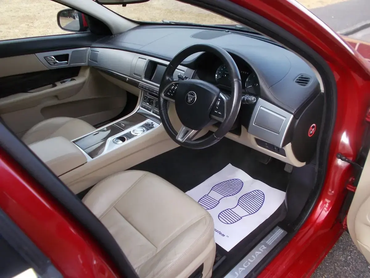 Used Jaguar XF Luxury 200 HP (147 kW) 2015 Red Sedan