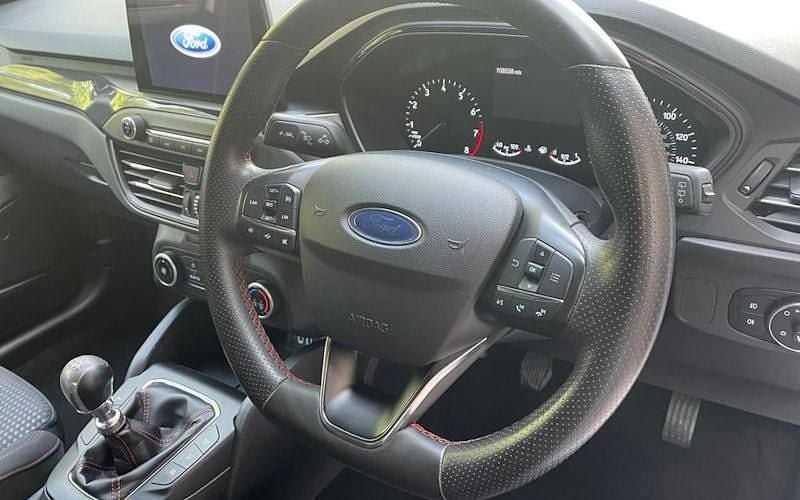 Used Ford Focus ST-Line 125 HP (91 kW) 2021 White Hatchback