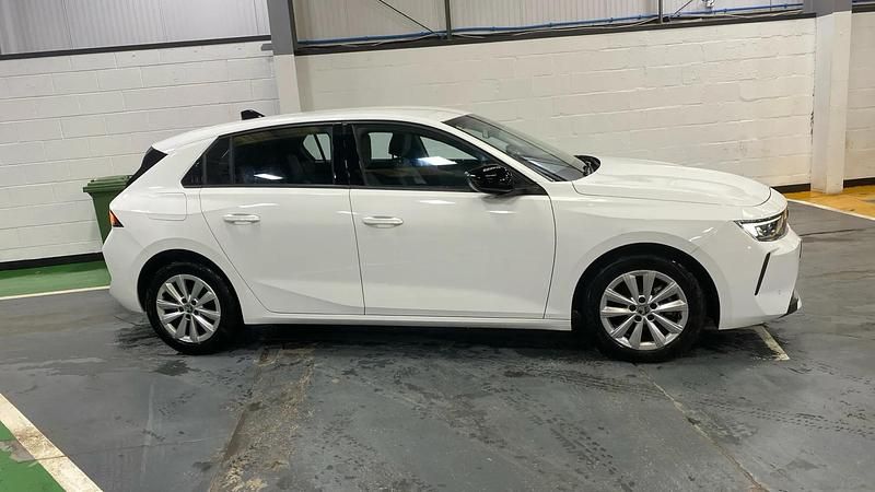 Used Vauxhall Astra Design Edition 110 HP (80 kW) 2023 White Hatchback