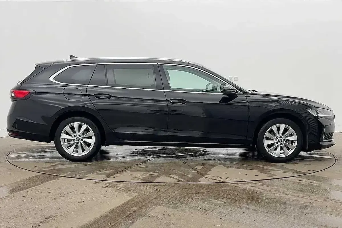 Used Skoda Superb SE Technology 150 HP (110 kW) 2025 Midnight black metallic Estate