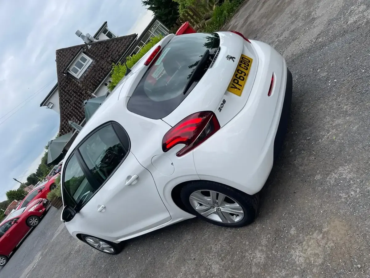 Gebraucht Peugeot 208 Active 2019 Weiß Kleinwagen