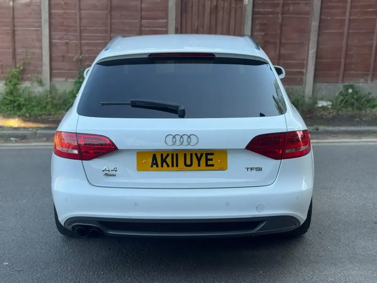 Begagnad Audi A4 Black Edition 2011 Vit Kombi