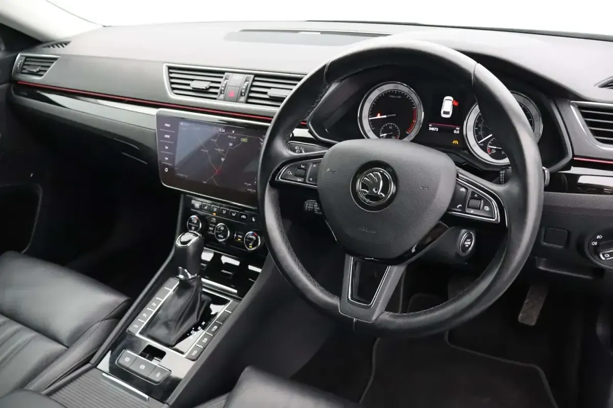 Used Skoda Superb LAURIN & KLEMENT 220 HP (161 kW) 2017 White Estate