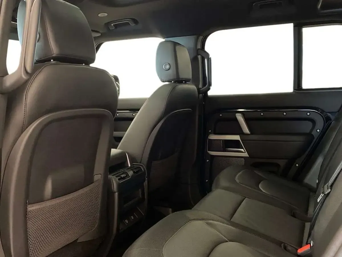 Second-hand Land Rover Defender SE Dynamic 2024 Negru SUV