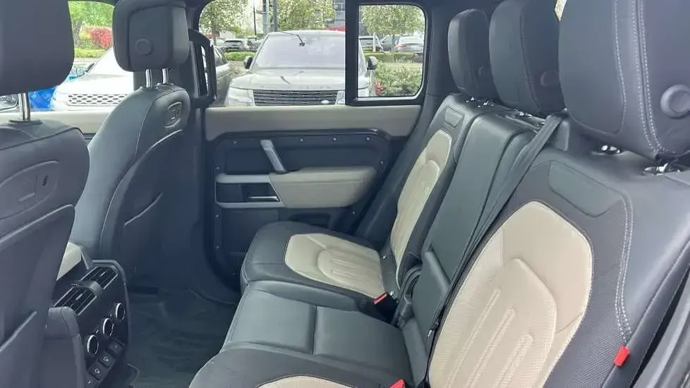 Używany Land Rover Defender HSE Dynamic 249 KM (183 kW) 2021 Szary SUV