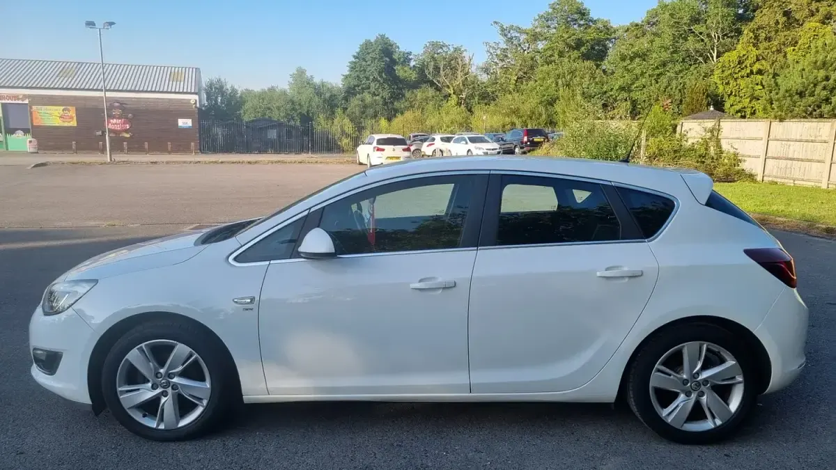 Used Vauxhall Astra SRi 115 HP (84 kW) 2012 White Hatchback