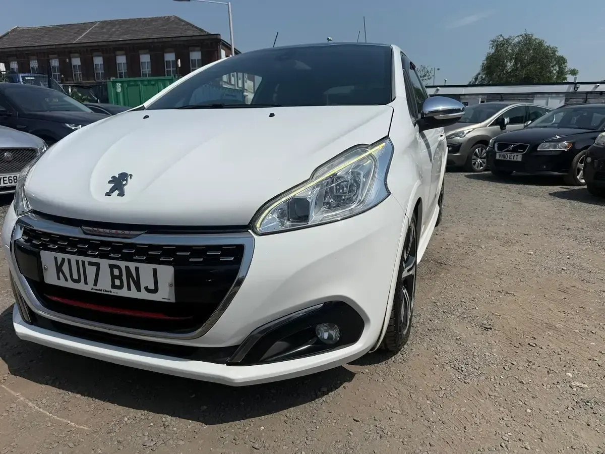 Used Peugeot 208 Prestige 208 HP (152 kW) 2017 White Hatchback