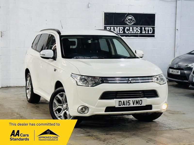 Used Mitsubishi Outlander P-HEV 2015 White Estate