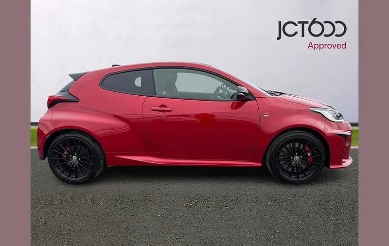 Used Toyota Yaris 257 HP (189 kW) 2021 Red Hatchback