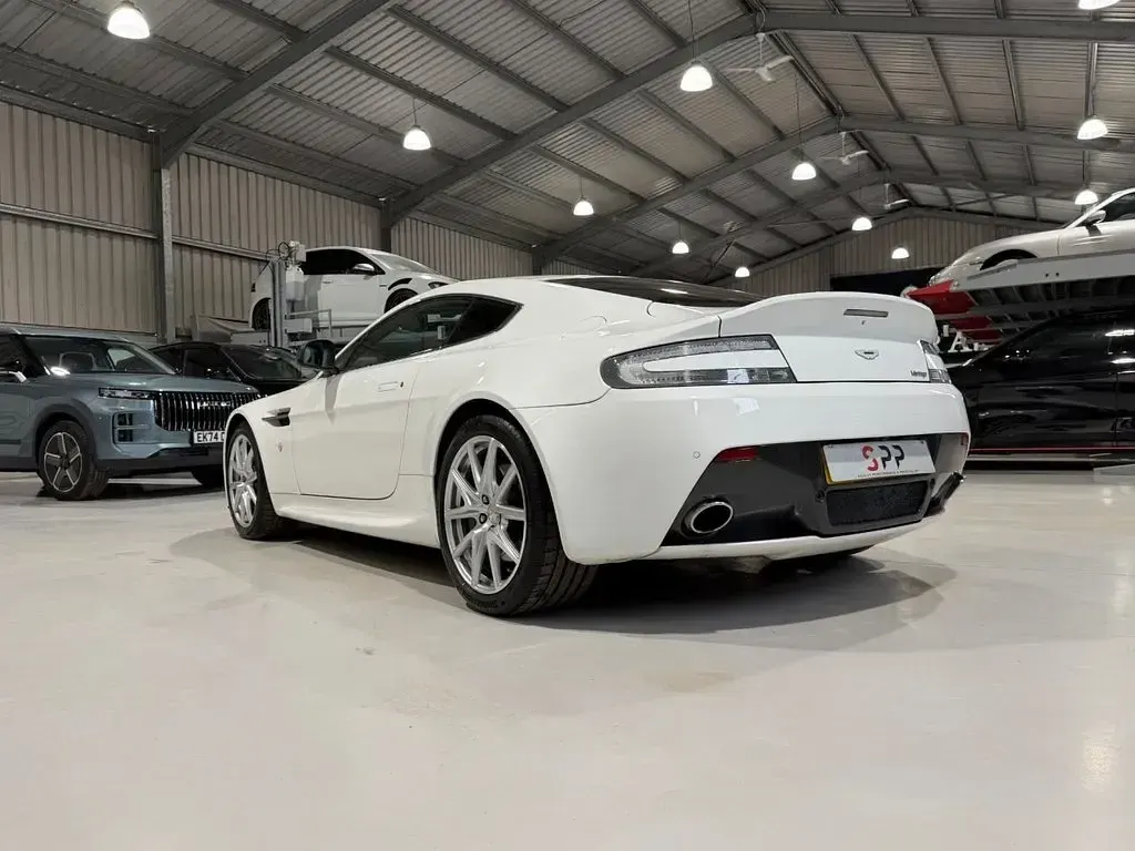 Used Aston Martin V8 Vantage 420 HP (308 kW) 2013 White Coupe