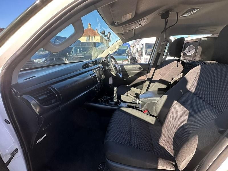 Usado Toyota HiLux Active 150 HP (110 kW) 2017 Verde Pickup