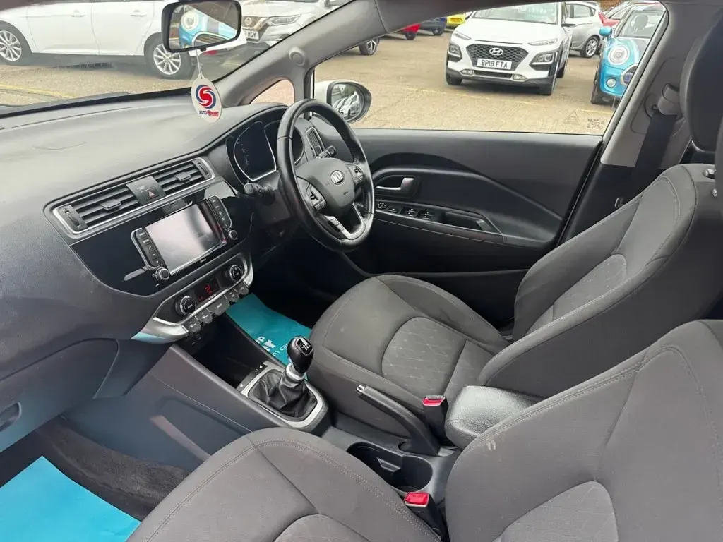 Used Kia Rio 107 HP (78 kW) 2015 White Hatchback