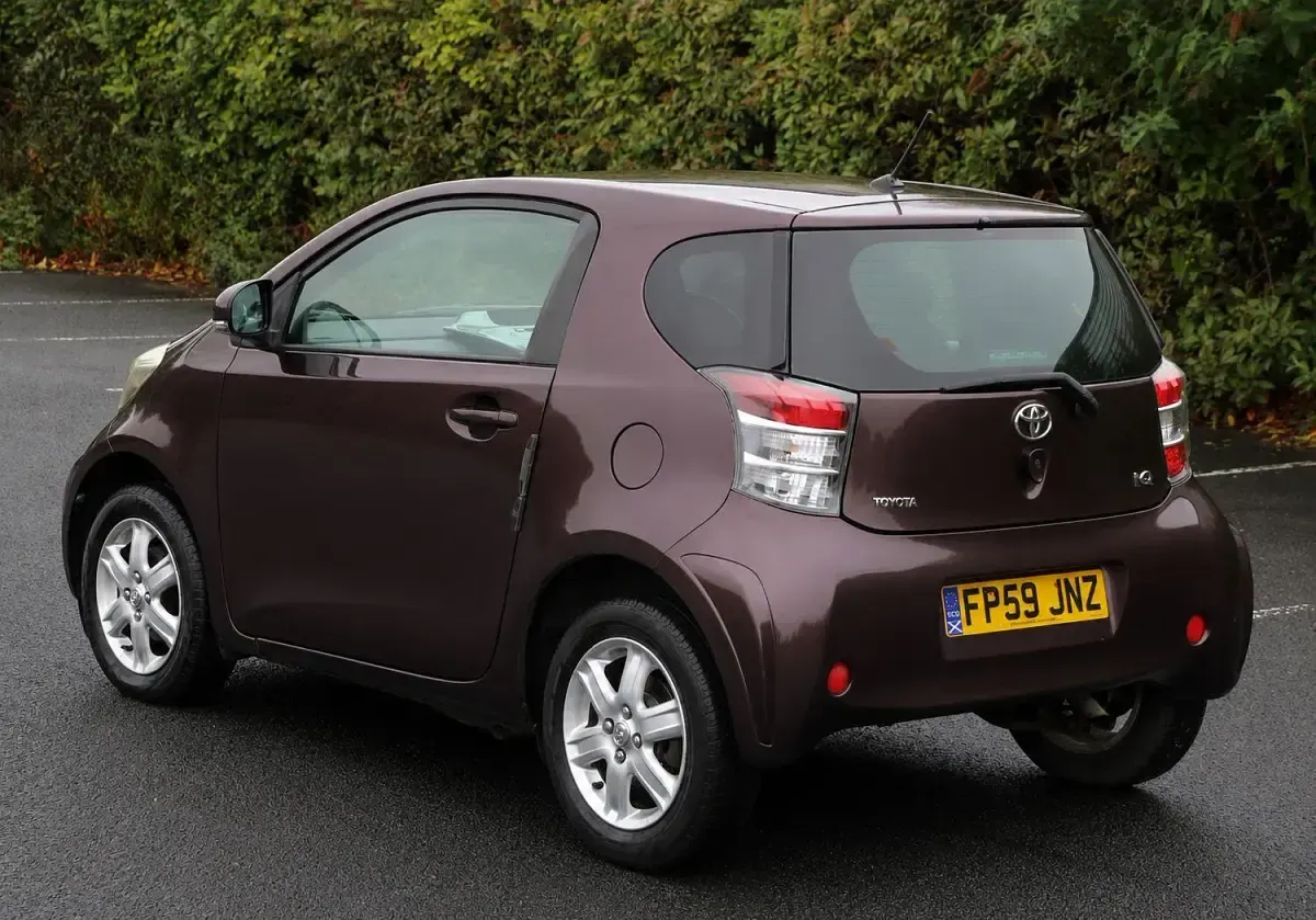 Used Toyota iQ 68 HP (50 kW) 2010 Mauve/purple Hatchback
