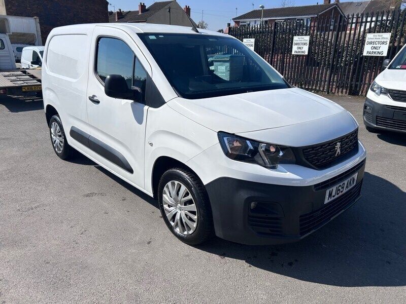 White Used 2019 Peugeot Partner MPV | £6,995 (Fair price) - Image 1/4
