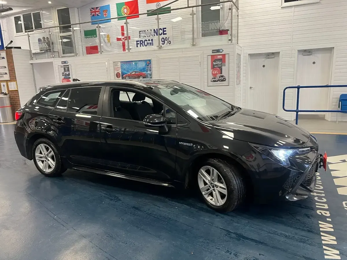 Used Toyota Corolla 122 HP (89 kW) 2019 Black Estate