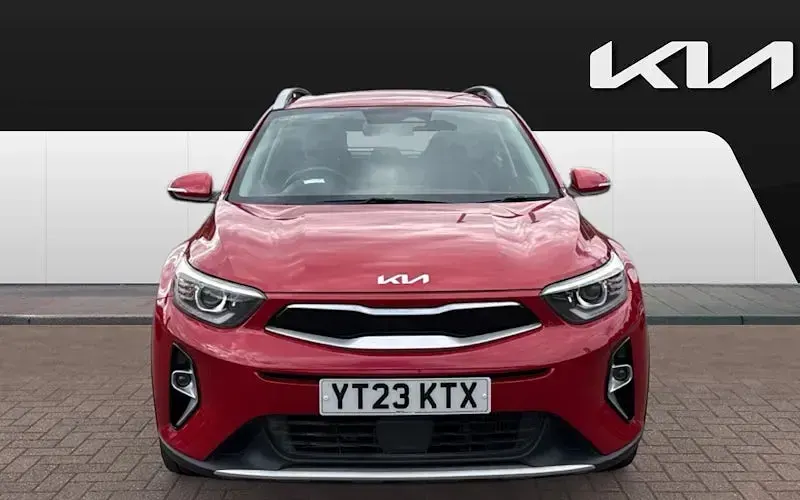 Usado Kia Stonic 101 HP (74 kW) 2023 Vermelho SUV