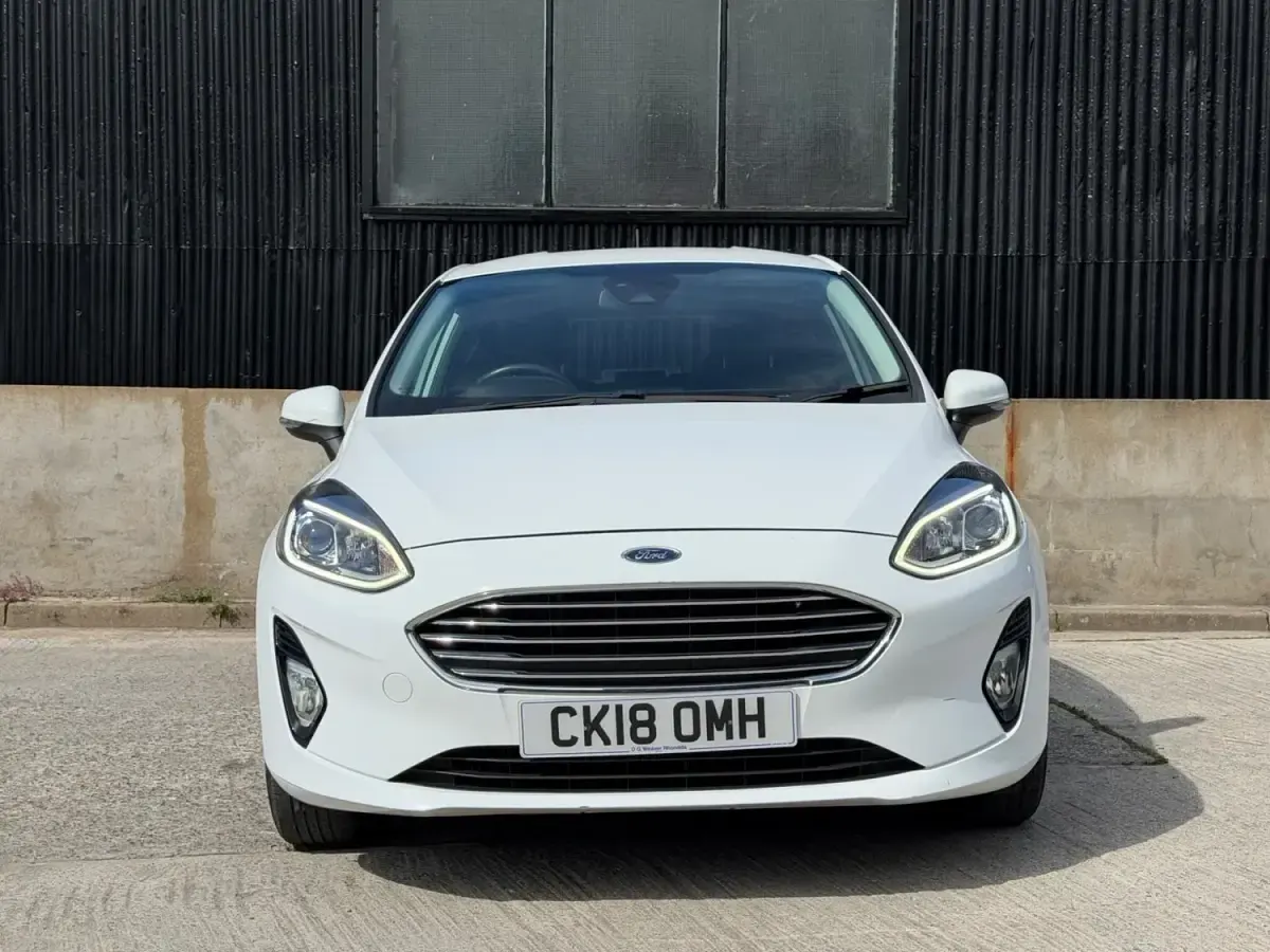 Usado Ford Fiesta Zetec 70 HP (51 kW) 2018 Branco Citadino