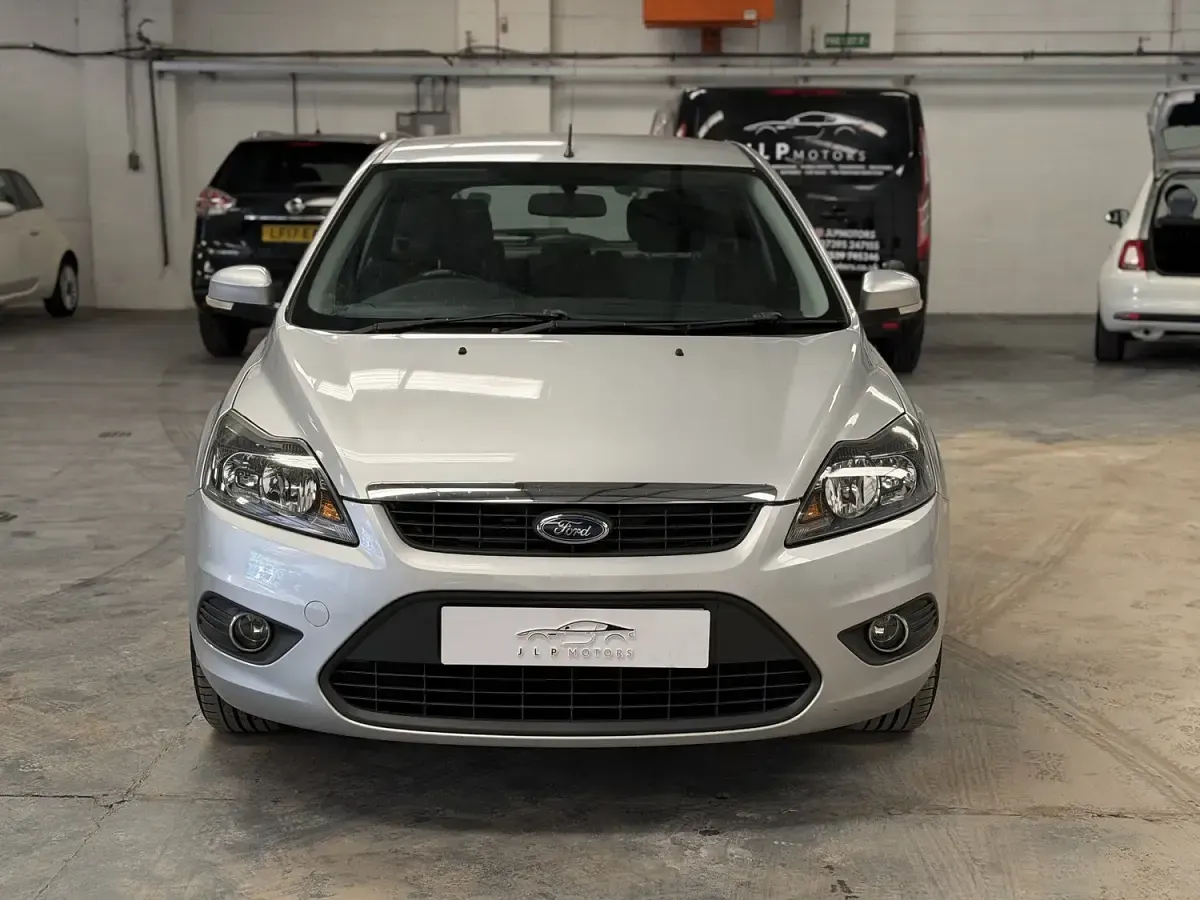 Used Ford Focus Zetec 123 HP (90 kW) 2010 Silver Hatchback