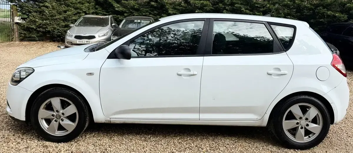 Used Kia Ceed 2010 White Hatchback