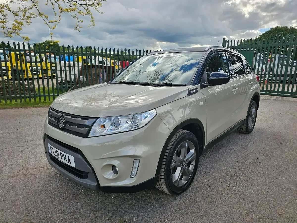 Used Suzuki Vitara SZ-T 120 HP (88 kW) 2018 Cream/black SUV